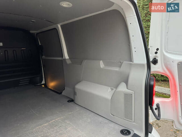 Белый Фольксваген Transporter, объемом двигателя 2 л и пробегом 237 тыс. км за 19950 $, фото 49 на Automoto.ua
