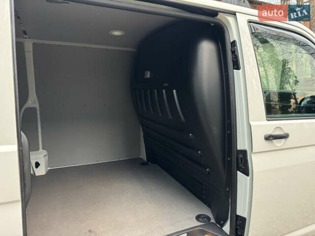 Белый Фольксваген Transporter, объемом двигателя 2 л и пробегом 237 тыс. км за 19950 $, фото 45 на Automoto.ua