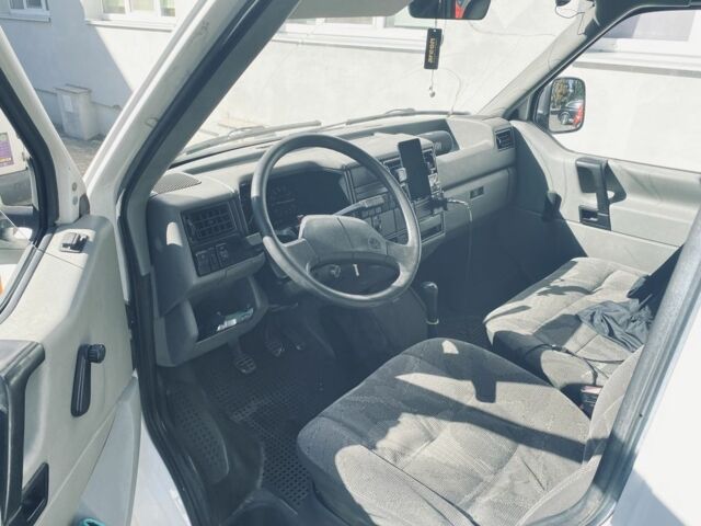 Белый Фольксваген Transporter, объемом двигателя 2.5 л и пробегом 390 тыс. км за 2500 $, фото 2 на Automoto.ua