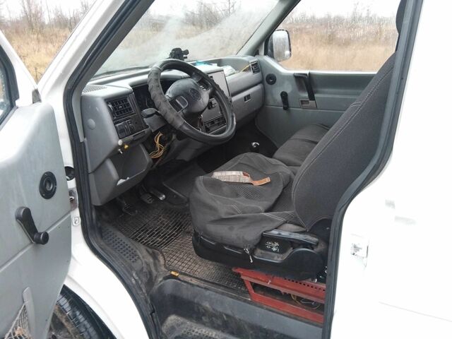 Белый Фольксваген Transporter, объемом двигателя 2.4 л и пробегом 500 тыс. км за 3600 $, фото 9 на Automoto.ua