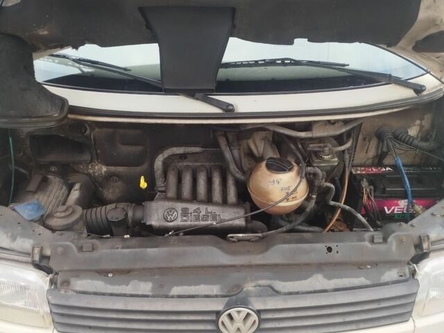 Білий Фольксваген Transporter, об'ємом двигуна 2.4 л та пробігом 240 тис. км за 3150 $, фото 4 на Automoto.ua