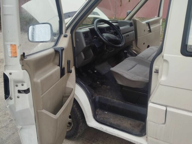 Білий Фольксваген Transporter, об'ємом двигуна 2.4 л та пробігом 240 тис. км за 3150 $, фото 6 на Automoto.ua