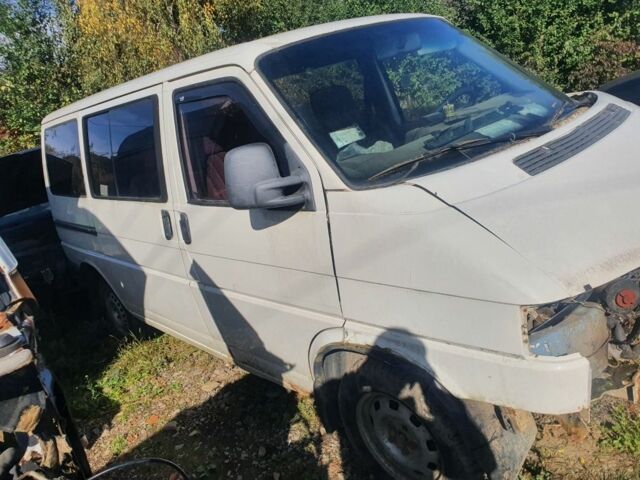 Белый Фольксваген Transporter, объемом двигателя 2 л и пробегом 300 тыс. км за 2000 $, фото 1 на Automoto.ua