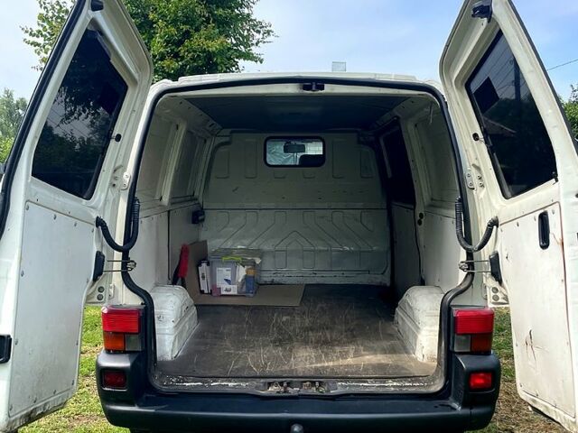 Белый Фольксваген Transporter, объемом двигателя 2.5 л и пробегом 600 тыс. км за 6000 $, фото 3 на Automoto.ua