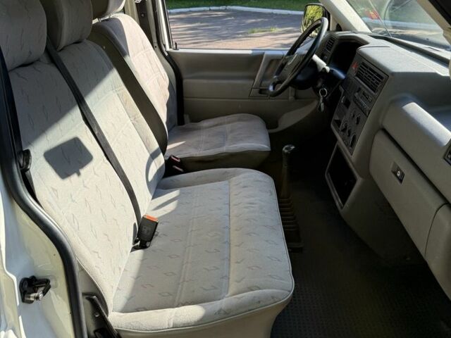 Білий Фольксваген Transporter, об'ємом двигуна 2.5 л та пробігом 300 тис. км за 3419 $, фото 5 на Automoto.ua