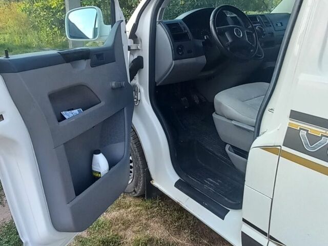 Білий Фольксваген Transporter, об'ємом двигуна 2.5 л та пробігом 300 тис. км за 5500 $, фото 3 на Automoto.ua