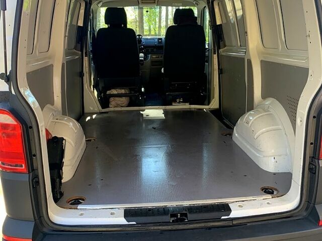 Білий Фольксваген Transporter, об'ємом двигуна 2 л та пробігом 212 тис. км за 21500 $, фото 4 на Automoto.ua