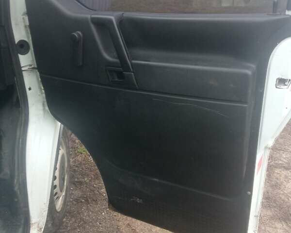 Білий Фольксваген Transporter, об'ємом двигуна 2.37 л та пробігом 300 тис. км за 4700 $, фото 2 на Automoto.ua