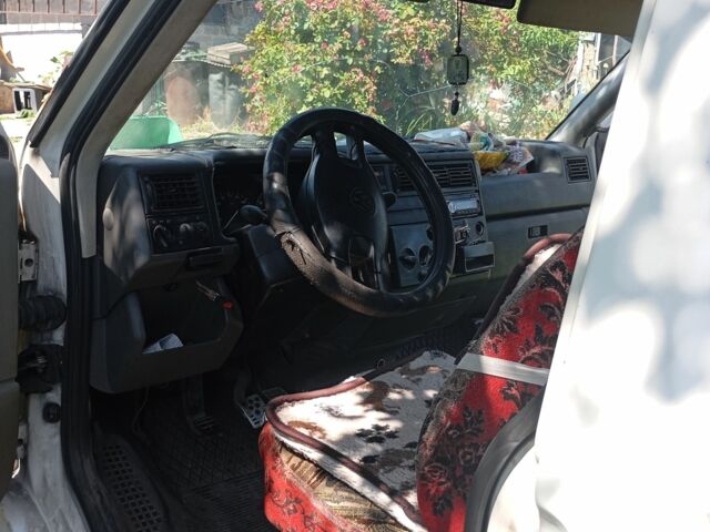 Белый Фольксваген Transporter, объемом двигателя 2.4 л и пробегом 600 тыс. км за 3500 $, фото 6 на Automoto.ua