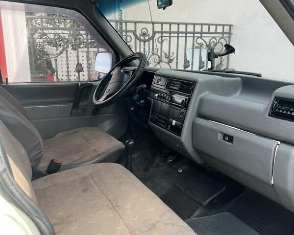 Белый Фольксваген Transporter, объемом двигателя 2.5 л и пробегом 400 тыс. км за 2500 $, фото 1 на Automoto.ua