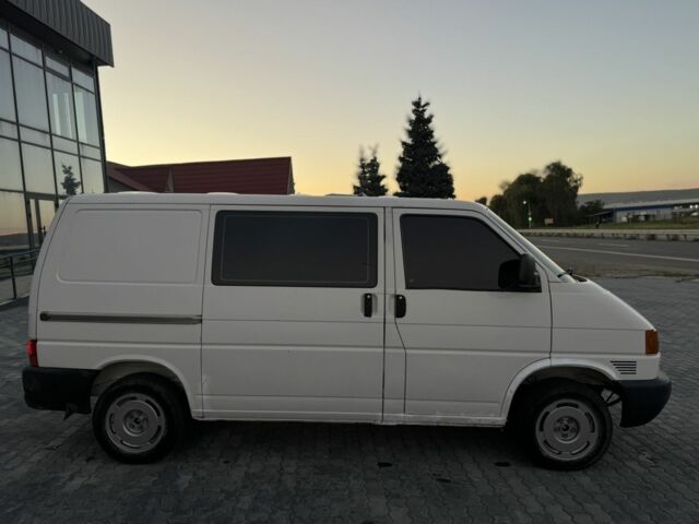 Білий Фольксваген Transporter, об'ємом двигуна 2.5 л та пробігом 400 тис. км за 3999 $, фото 1 на Automoto.ua