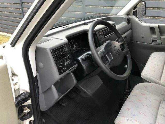 Белый Фольксваген Transporter, объемом двигателя 2.4 л и пробегом 238 тыс. км за 2975 $, фото 4 на Automoto.ua