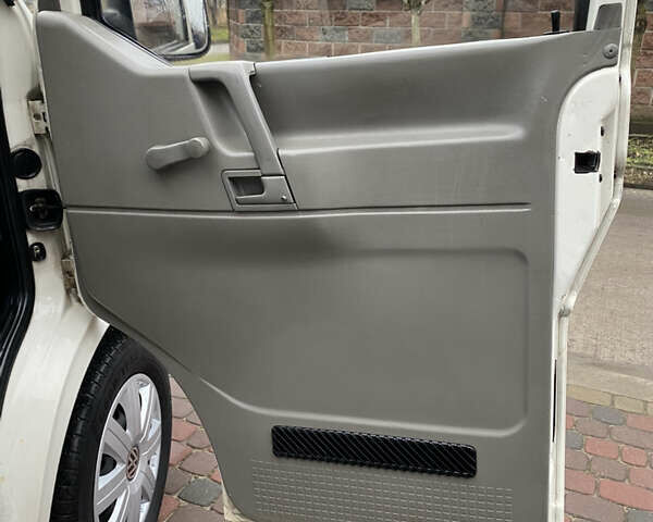 Белый Фольксваген Transporter, объемом двигателя 2.5 л и пробегом 300 тыс. км за 5400 $, фото 10 на Automoto.ua