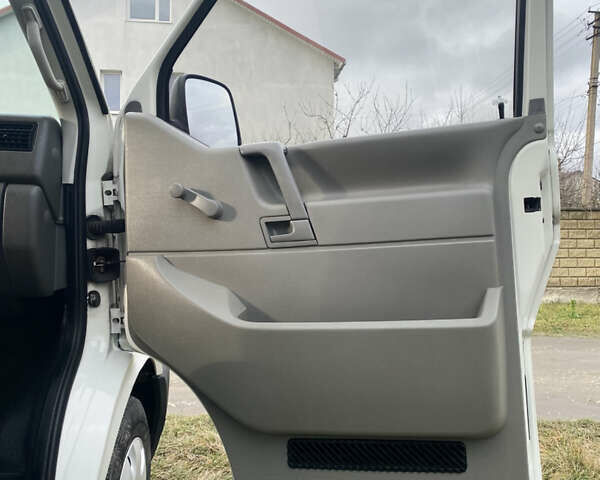 Білий Фольксваген Transporter, об'ємом двигуна 2.5 л та пробігом 278 тис. км за 5999 $, фото 45 на Automoto.ua