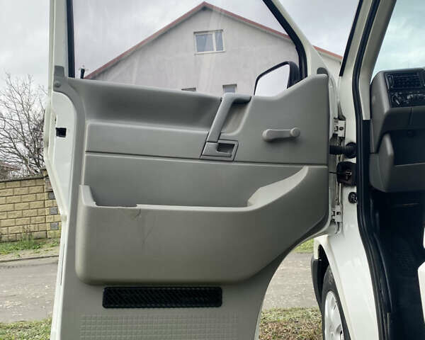 Білий Фольксваген Transporter, об'ємом двигуна 2.5 л та пробігом 278 тис. км за 5999 $, фото 46 на Automoto.ua