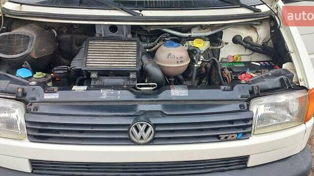 Білий Фольксваген Transporter, об'ємом двигуна 2.5 л та пробігом 315 тис. км за 6800 $, фото 4 на Automoto.ua