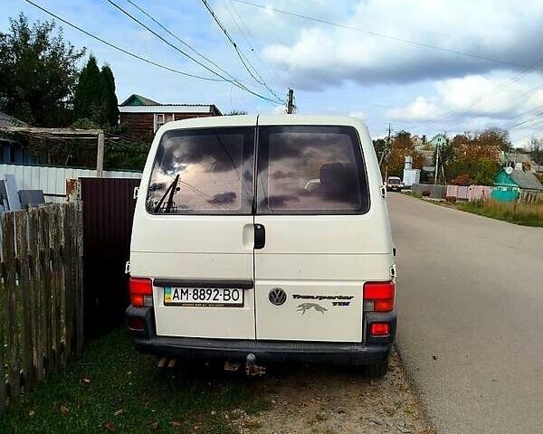 Белый Фольксваген Transporter, объемом двигателя 2.5 л и пробегом 250 тыс. км за 5300 $, фото 1 на Automoto.ua