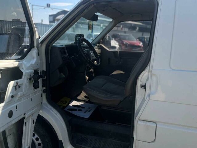 Білий Фольксваген Transporter, об'ємом двигуна 2.4 л та пробігом 300 тис. км за 4300 $, фото 10 на Automoto.ua