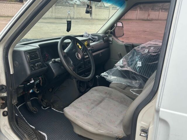 Білий Фольксваген Transporter, об'ємом двигуна 2.5 л та пробігом 300 тис. км за 4100 $, фото 3 на Automoto.ua