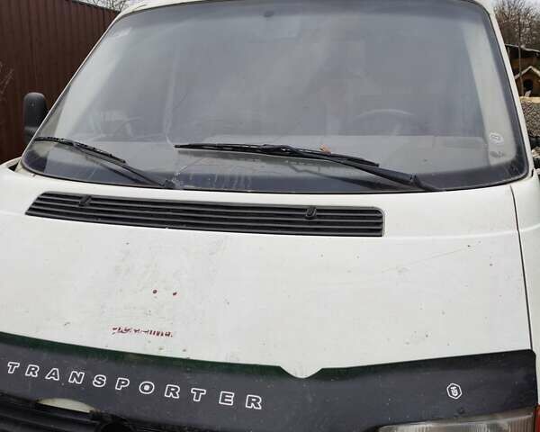 Белый Фольксваген Transporter, объемом двигателя 2.4 л и пробегом 400 тыс. км за 3700 $, фото 1 на Automoto.ua