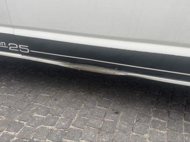 Білий Фольксваген Transporter, об'ємом двигуна 2.5 л та пробігом 297 тис. км за 10700 $, фото 3 на Automoto.ua