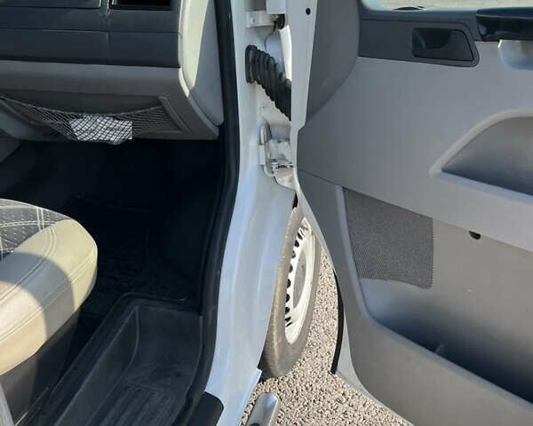 Білий Фольксваген Transporter, об'ємом двигуна 1.9 л та пробігом 350 тис. км за 9200 $, фото 12 на Automoto.ua