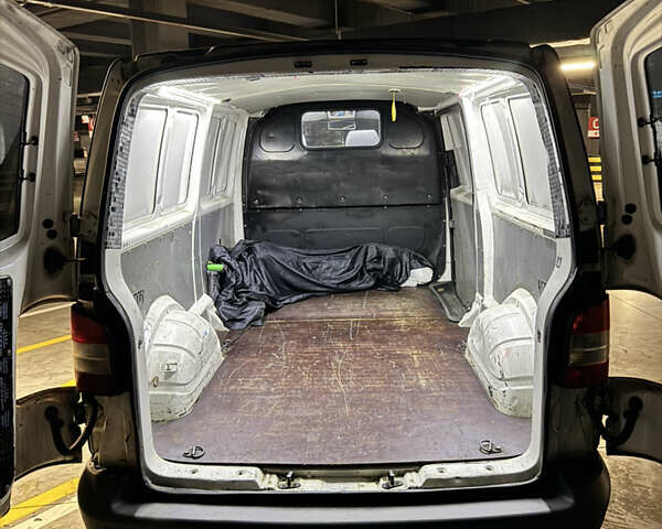 Білий Фольксваген Transporter, об'ємом двигуна 2 л та пробігом 390 тис. км за 12600 $, фото 6 на Automoto.ua