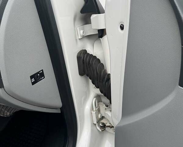 Белый Фольксваген Transporter, объемом двигателя 2 л и пробегом 290 тыс. км за 13500 $, фото 17 на Automoto.ua