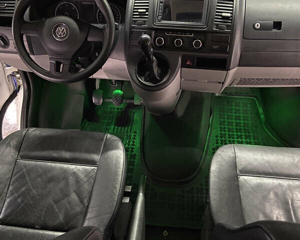 Белый Фольксваген Transporter, объемом двигателя 2 л и пробегом 227 тыс. км за 14500 $, фото 5 на Automoto.ua