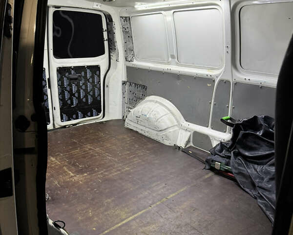 Білий Фольксваген Transporter, об'ємом двигуна 2 л та пробігом 390 тис. км за 12600 $, фото 4 на Automoto.ua