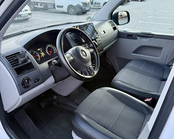 Белый Фольксваген Transporter, объемом двигателя 2 л и пробегом 308 тыс. км за 16600 $, фото 2 на Automoto.ua