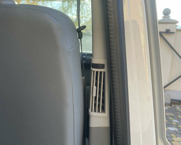 Білий Фольксваген Transporter, об'ємом двигуна 2 л та пробігом 351 тис. км за 15800 $, фото 11 на Automoto.ua