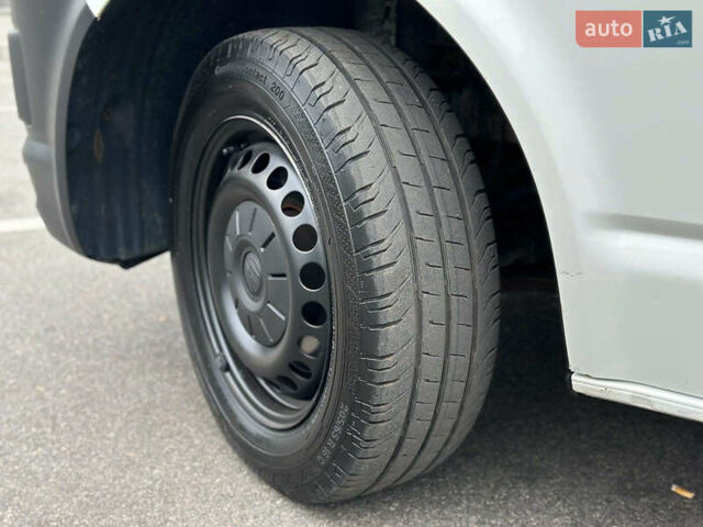 Белый Фольксваген Transporter, объемом двигателя 2 л и пробегом 264 тыс. км за 17990 $, фото 2 на Automoto.ua