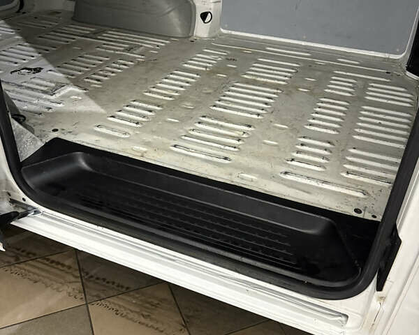 Білий Фольксваген Transporter, об'ємом двигуна 2 л та пробігом 305 тис. км за 15999 $, фото 20 на Automoto.ua
