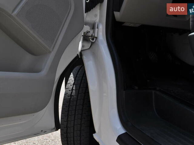 Белый Фольксваген Transporter, объемом двигателя 2 л и пробегом 210 тыс. км за 24800 $, фото 82 на Automoto.ua