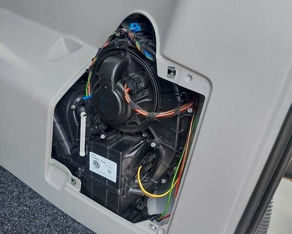 Белый Фольксваген Transporter, объемом двигателя 1.97 л и пробегом 282 тыс. км за 26000 $, фото 28 на Automoto.ua