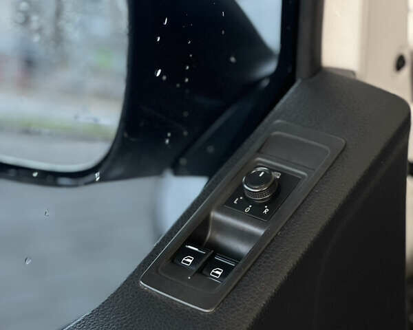 Білий Фольксваген Transporter, об'ємом двигуна 2 л та пробігом 266 тис. км за 24999 $, фото 6 на Automoto.ua