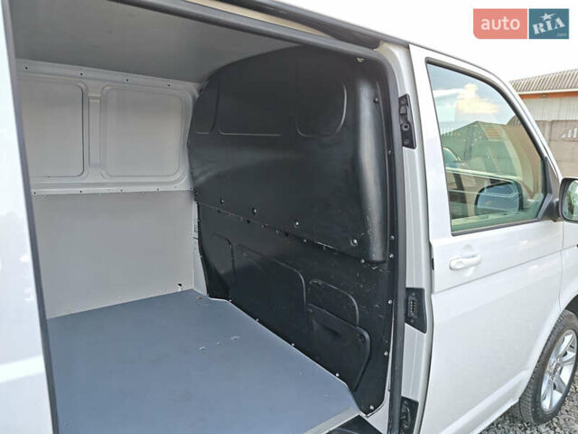 Білий Фольксваген Transporter, об'ємом двигуна 2 л та пробігом 215 тис. км за 28842 $, фото 48 на Automoto.ua