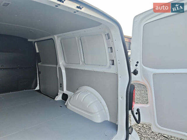 Білий Фольксваген Transporter, об'ємом двигуна 2 л та пробігом 215 тис. км за 28842 $, фото 56 на Automoto.ua