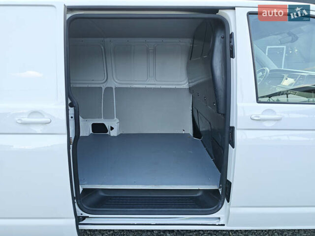 Білий Фольксваген Transporter, об'ємом двигуна 2 л та пробігом 215 тис. км за 28842 $, фото 47 на Automoto.ua