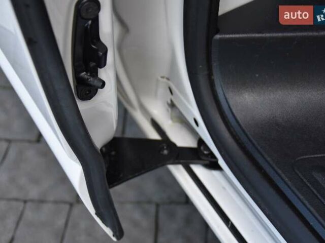 Белый Фольксваген Transporter, объемом двигателя 1.97 л и пробегом 250 тыс. км за 34950 $, фото 69 на Automoto.ua