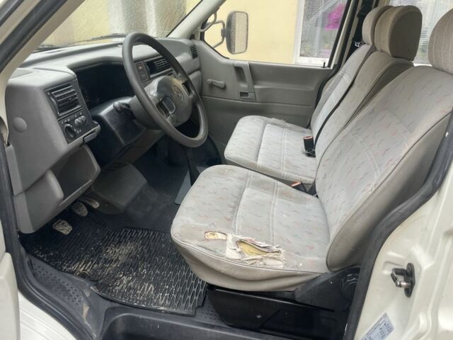 Белый Фольксваген Transporter, объемом двигателя 2.4 л и пробегом 280 тыс. км за 4100 $, фото 4 на Automoto.ua