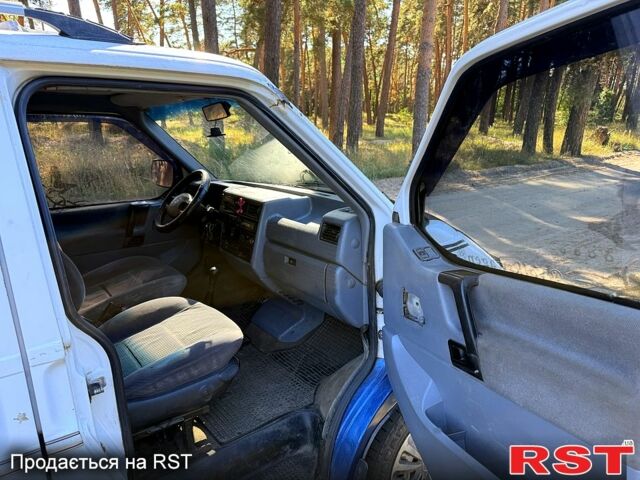 Білий Фольксваген Transporter, об'ємом двигуна 2.4 л та пробігом 375 тис. км за 2750 $, фото 5 на Automoto.ua