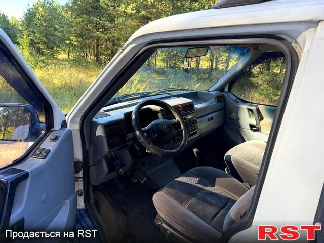 Білий Фольксваген Transporter, об'ємом двигуна 2.4 л та пробігом 375 тис. км за 2750 $, фото 12 на Automoto.ua