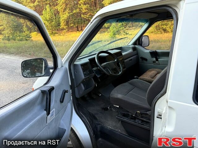 Білий Фольксваген Transporter, об'ємом двигуна 2.4 л та пробігом 325 тис. км за 3500 $, фото 11 на Automoto.ua