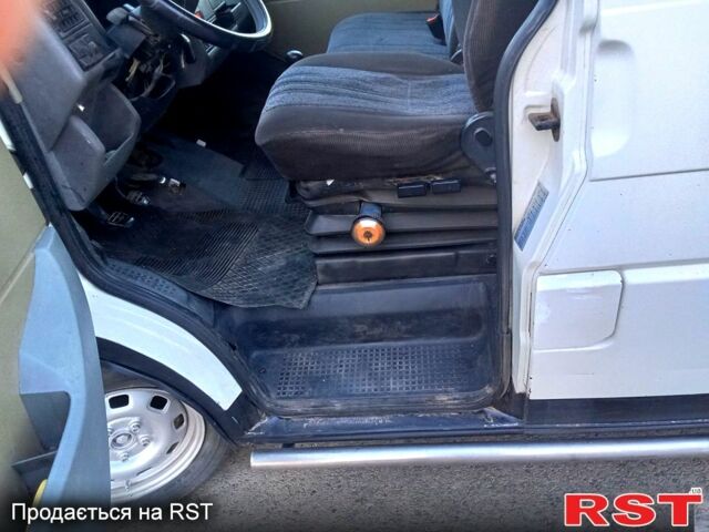 Белый Фольксваген Transporter, объемом двигателя 1.9 л и пробегом 358 тыс. км за 2700 $, фото 1 на Automoto.ua