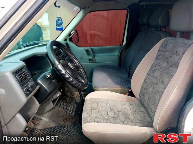 Білий Фольксваген Transporter, об'ємом двигуна 2.5 л та пробігом 400 тис. км за 7500 $, фото 1 на Automoto.ua