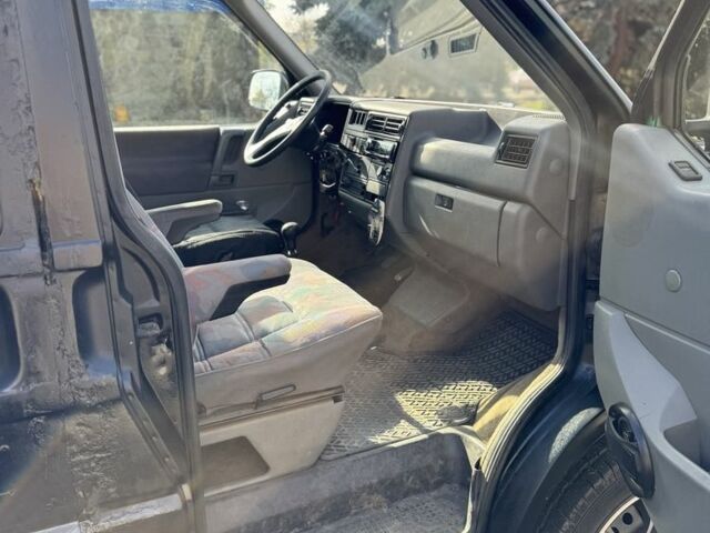 Черный Фольксваген Transporter, объемом двигателя 2.4 л и пробегом 300 тыс. км за 2200 $, фото 5 на Automoto.ua