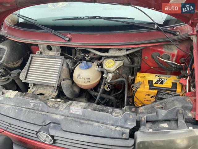 Красный Фольксваген Transporter, объемом двигателя 2.5 л и пробегом 450 тыс. км за 5500 $, фото 8 на Automoto.ua