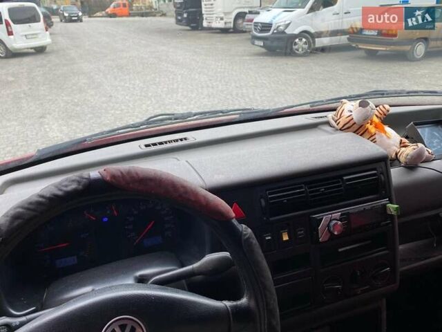 Красный Фольксваген Transporter, объемом двигателя 2.46 л и пробегом 425 тыс. км за 5500 $, фото 6 на Automoto.ua